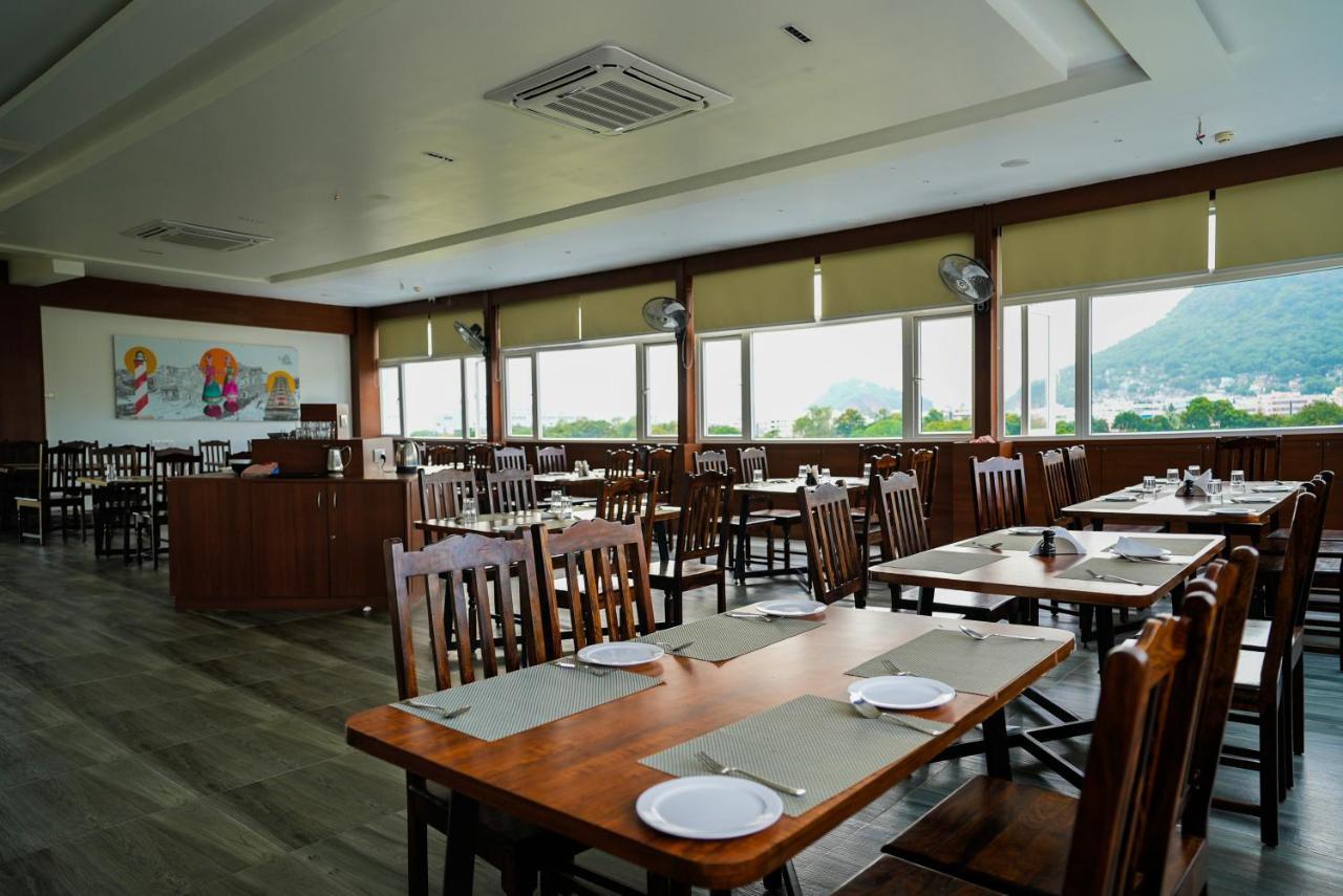 Hotel Sunrise Hospitality Vijayawāda Esterno foto